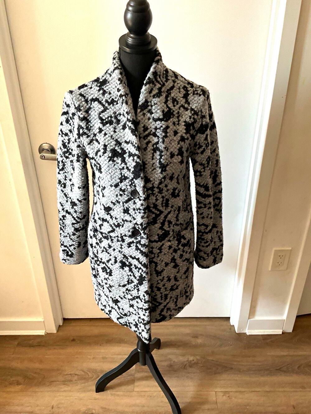Banana Republic Women’s XS Gray/Black Animal Print Collared Mid-Length Coat